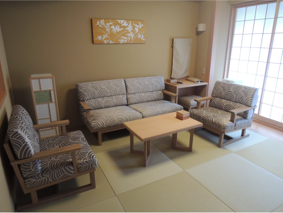 和柄を大胆にあしらったソファが印象的な客室画像